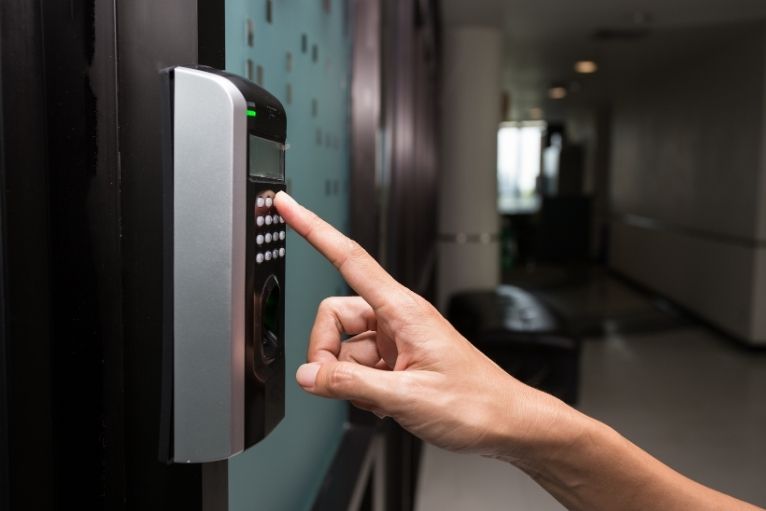 Installation contrôle d'accès pour commerce - GMS - Normax Sécurité